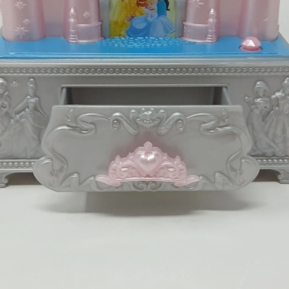 Disney Princess Wishes 100th Celebration Castle Light Up‎ Musical Jewelry Box